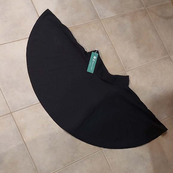 Chic Black Mini Skater Skirt - Picture 2 of 6